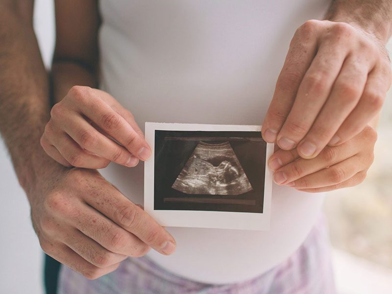 pregnant-couple-holding-together